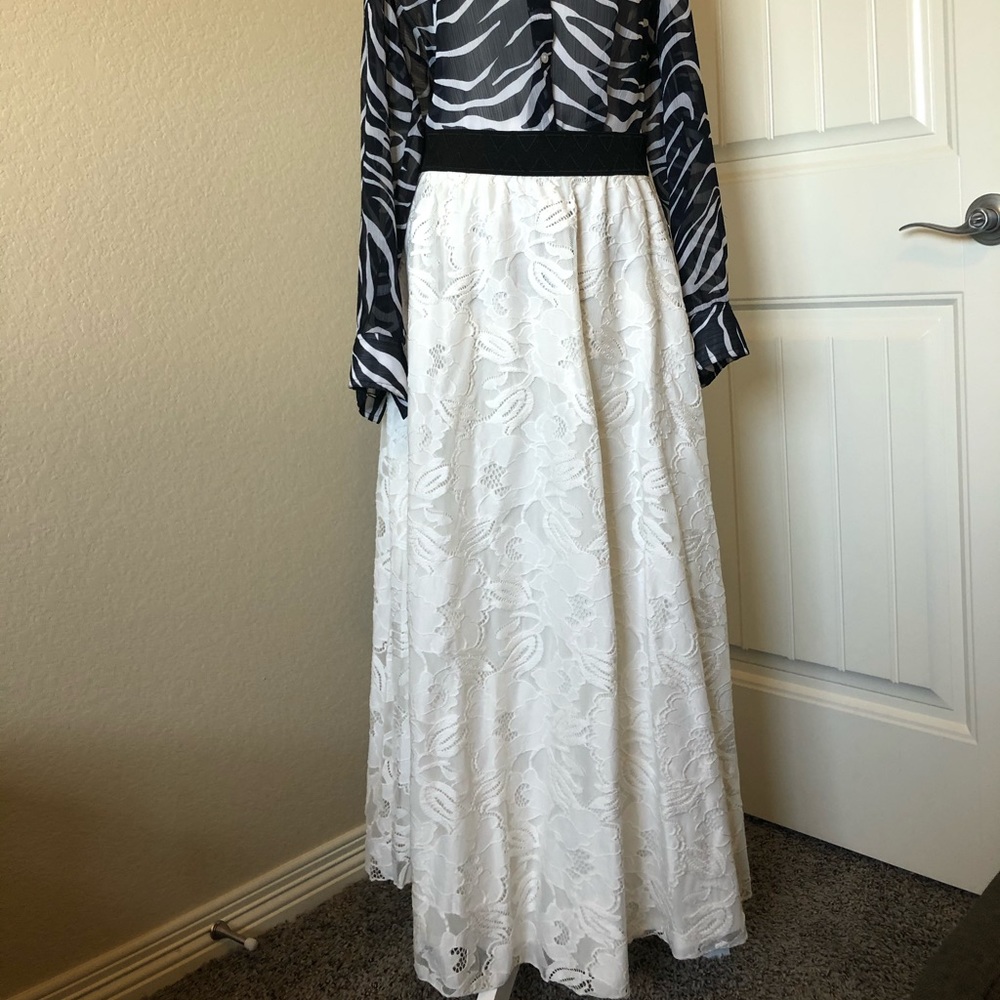 LuLaRoe | White Lace Lucy Skirt | M